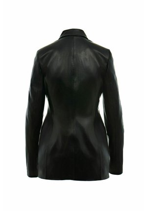 Zwarte leren blazer met een getailleerde snit, een reverskraag en lange mouwen. Gladde textuur en naadloos ontwerp aan de achterkant.