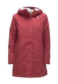 Cappotto isolato rosso con cappuccio, dotato di zip frontale, tasche laterali e un logo sul petto. Esterno liscio con una fodera calda.