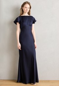 Rochie de seară din satin bleumarin, cu un corset ajustat, mâneci fluturătoare și fustă evazată, având o textură netedă și detalii minime.