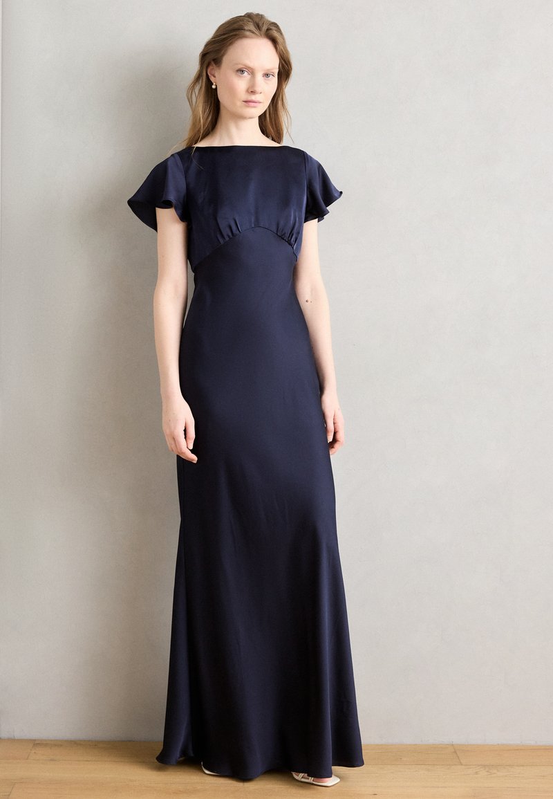 Rochie de seară din satin bleumarin, cu un corset ajustat, mâneci fluturătoare și fustă evazată, având o textură netedă și detalii minime.
