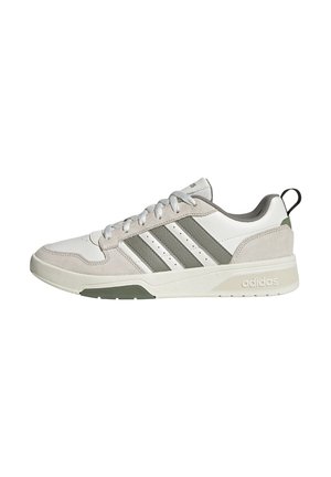 Biało-szary sneaker Adidas z przodu sznurowany, z trzema bocznymi paskami, zamszowymi detalami i brandingiem na podeszwie, widok z boku na białym tle.