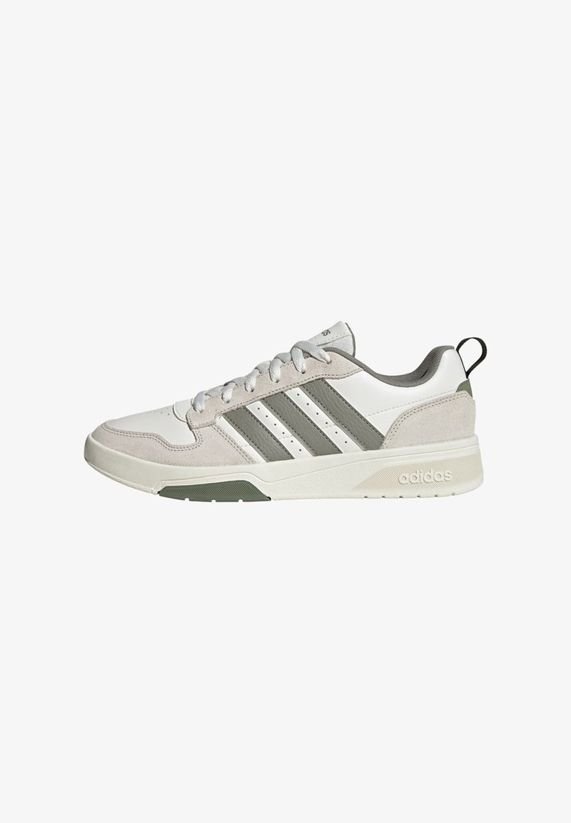 Baskets Adidas blanches et grises avec lacets à l'avant, trois bandes latérales, détails en daim et semelle marquée, vue de côté sur fond blanc.
