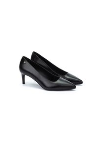 Zapatos de tacón alto de cuero negro con diseño de punta afilada. Presentan un sutil logo en el tacón, textura suave y silueta elegante.