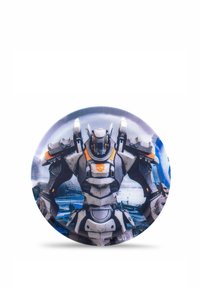 Runder Knopf mit einer stilisierten Roboterfigur in Grau und Orange, vor einem blau-grauen Hintergrund, der eine Landschaft darstellt.