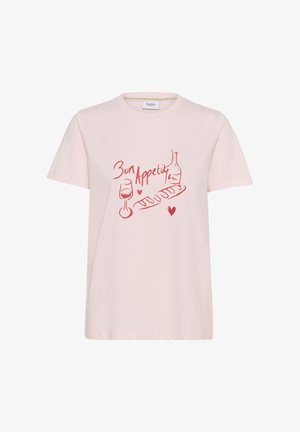 Jasnoróżowa koszula z krótkim rękawem z czerwonym napisem "Bon Appetit" oraz ilustracjami butelki wina, kieliszka do wina, bagietki i dwóch serc z przodu.