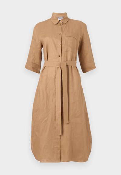Vestido de linho bege com mangas curtas, abertura de botões, colarinho e um cinto amarrado na cintura. Apresenta um bolso no peito com detalhe bordado.
