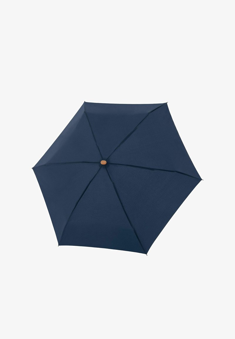 Marineblauwe paraplu met een hexagonaal doek, stofstructuur en een houten knop in het midden, met dunne metalen ribben ter ondersteuning.