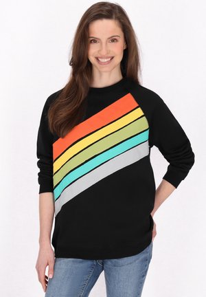 Schwarzer Pullover mit diagonaler Streifenoptik in Orange, Gelb, Grün, Türkis und Grau, mit gerippten Bündchen und Halskragen.