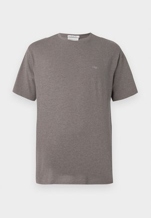 Graues Baumwoll-T-Shirt mit kurzen Ärmeln, rundem Ausschnitt und kleinem Logo auf der Brust. Glatte Textur, gerader Schnitt. Einfaches Design.