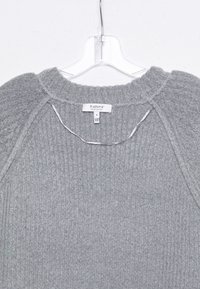 Harmaa ribbipusero, jossa on pyöreä kaula-aukko, raglanhihat ja etiketti, jossa lukee "b.young The Collection", koko pieni.