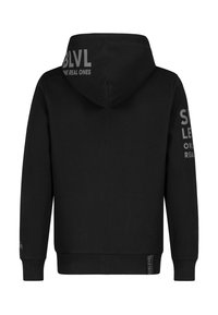 Schwarzer Kapuzenpullover mit gerippten Bündchen und Saum, der grauen Text "BLVL" auf der Kapuze und dem rechten Ärmel trägt, sowie einem kleinen Etikett in der Nähe des Saums.