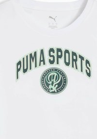 Valkoinen puuvillapaita, jossa on vihreä ja musta "PUMA SPORTS" -teksti kaarevassa muotoilussa, ja sen alla pyöreä logo, jossa lukee "FOREVER FASTER."