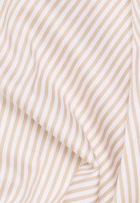 Leichter Stoff mit abwechselnden dünnen Streifen in Beige und Weiß, der eine glatte Textur und einen sanften Fall zeigt.
