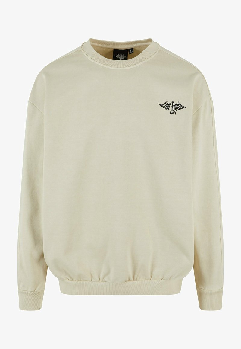 Világosbarna pulcsi puha anyagból, kerek nyakkivágással, hosszú ujjakkal, bordás mandzsettákkal, és fekete hímzett logóval a mellkason.