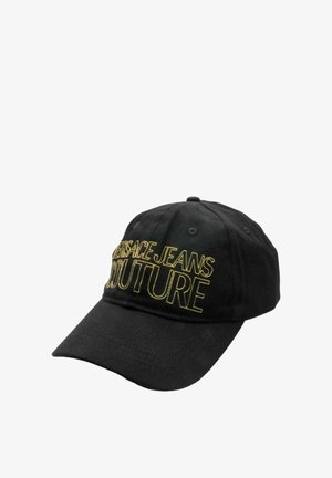 Cappellino da baseball nero in cotone con testo giallo in rilievo "VERSACE JEANS COUTURE" sul davanti. Include visiera curva e occhielli per la ventilazione.