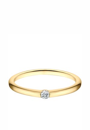 Dünner Goldbandring mit einem kleinen runden Diamanten in der Mitte auf weißem Hintergrund.