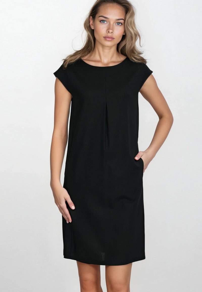 Czarna sukienka do kolan z krótkimi rękawami, okrągłym dekoltem i detalem w postaci fałdy z przodu. Materiał wydaje się gładki, z bocznymi kieszeniami.