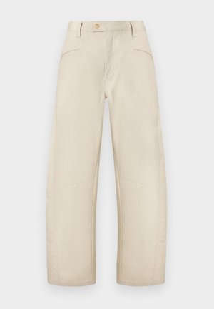 Pantalon beige taille haute à jambes larges avec poches avant et passants de ceinture, doté d'une fermeture par bouton et zip.