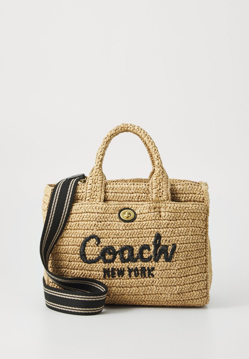 Bolsa de palha trançada com alças duplas superiores, logótipo bordado em preto "Coach New York", hardware dourado e uma alça de ombro reta removível.