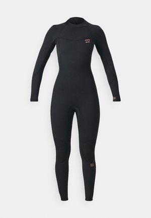 Svart våtdräkt med långa ärmar, hög krage och förstärkta knäskydd. Har en liten logotyp på bröstet och vänstra handleden. Slät textur.