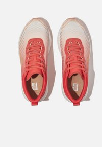 Lichte atletische schoenen met een ademende mesh bovenkant in roze en koraal, voorzien van rode veters en gevoerde zolen.