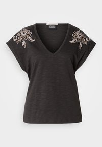 Μαύρο T-shirt με V λαιμόκοψη και κοντά μανίκια τύπου ντόλμαν, με περίπλοκη κεντητική σε λουλουδένια σχέδια σε αποχρώσεις καφέ και μπεζ και στους δύο ώμους.