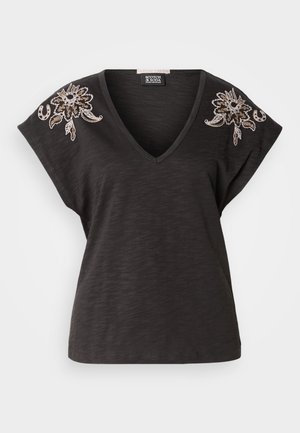 Zwart T-shirt met V-hals en korte dolmanmouwen, met gedetailleerde bloemrijke borduursels in tinten bruin en beige op beide schouders.