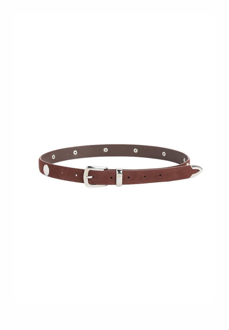 Une ceinture en suède marron avec une boucle en métal argenté, des trous régulièrement espacés et un design à pointe, offrant une texture lisse et un look classique.