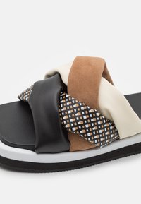 Sandale à glissière noire, marron et crème avec une bride à motifs multicolores. Textures douces en similicuir et suède avec une semelle en caoutchouc.