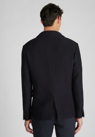 Czarny granatowy żakiet z domieszką wełny, z kołnierzem szalowym, dopasowany krój, pojedynczy rozcięcie z tyłu oraz zapinane mankiety. Teksturowane wykończenie.