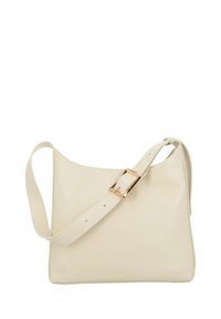 Borsa in pelle color crema con una texture morbida, forma curva e una fibbia dorata su una tracolla regolabile.