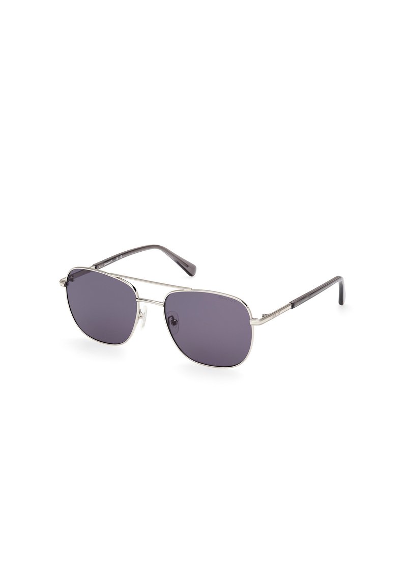 Gafas de sol con montura de metal plateado, lentes grises y patillas rectas negras. Forma redondeada con acentos mínimos y sin logotipos visibles.