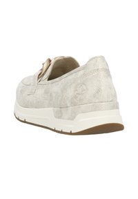 Světlé šedé semišové tenisky s bílou podrážkou. Mají dekorativní mašli na špičce a logo na patě. Plná gumová podrážka.