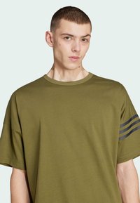 adidas Originals NEU - Triko s potiskem - focus olive