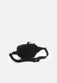 Borsa a vita nera, rettangolare, realizzata in materiale testurizzato con dettagli in rete, cintura regolabile e chiusura a fibbia in plastica.