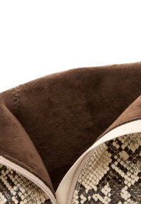 Ruskea tekonahkavuori, jossa kiiltävä käärmeenkuvioinen ulkopinta ja beige vetoketju. Sisäpuolella pehmeä, teksturoitu ruskea kangas.