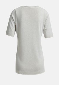 Helles graues T-Shirt mit kurzen Ärmeln und weitem Ausschnitt, aus weichem Stoff gefertigt, mit einem schlichten, einfarbigen Design und glatter Textur.