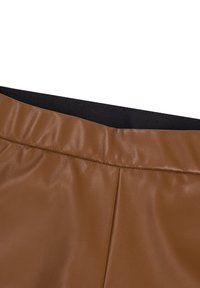 Brun läderkjol med en slät textur, utrustad med en svart elastisk midjeband och subtila veck för en strukturerad look.