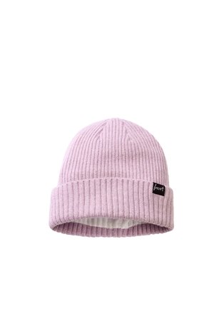 Bonnet en tricot côtelé violet clair avec revers et petite étiquette noire sur le côté.