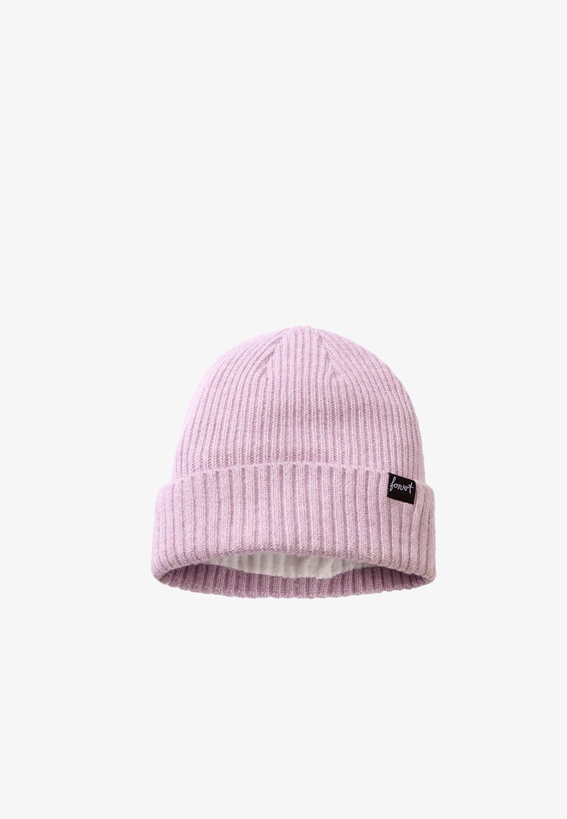 Bonnet en tricot côtelé violet clair avec revers et petite étiquette noire sur le côté.