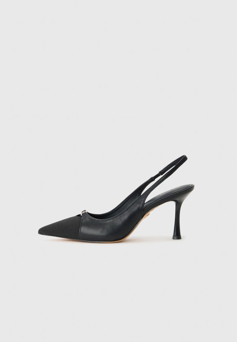 Escarpin à bout pointu noir à bride arrière avec talon aiguille mince et dessus en cuir sur fond blanc.