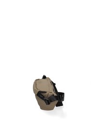 Borsa a spalla color khaki con corpo imbottito, tracolla nera regolabile, tasca laterale con cerniera e texture liscia. Design compatto e curvo.