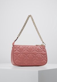 Borsa a tracolla in pelle rosa trapuntata con catena dorata, caratterizzata da una forma arrotondata e un motivo floreale impresso sulla superficie.