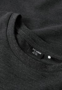 Felpa grigia scura con collo a giro e bordo a coste, etichetta nera interna con la scritta "TWO SOON 11-12Y 146-152".