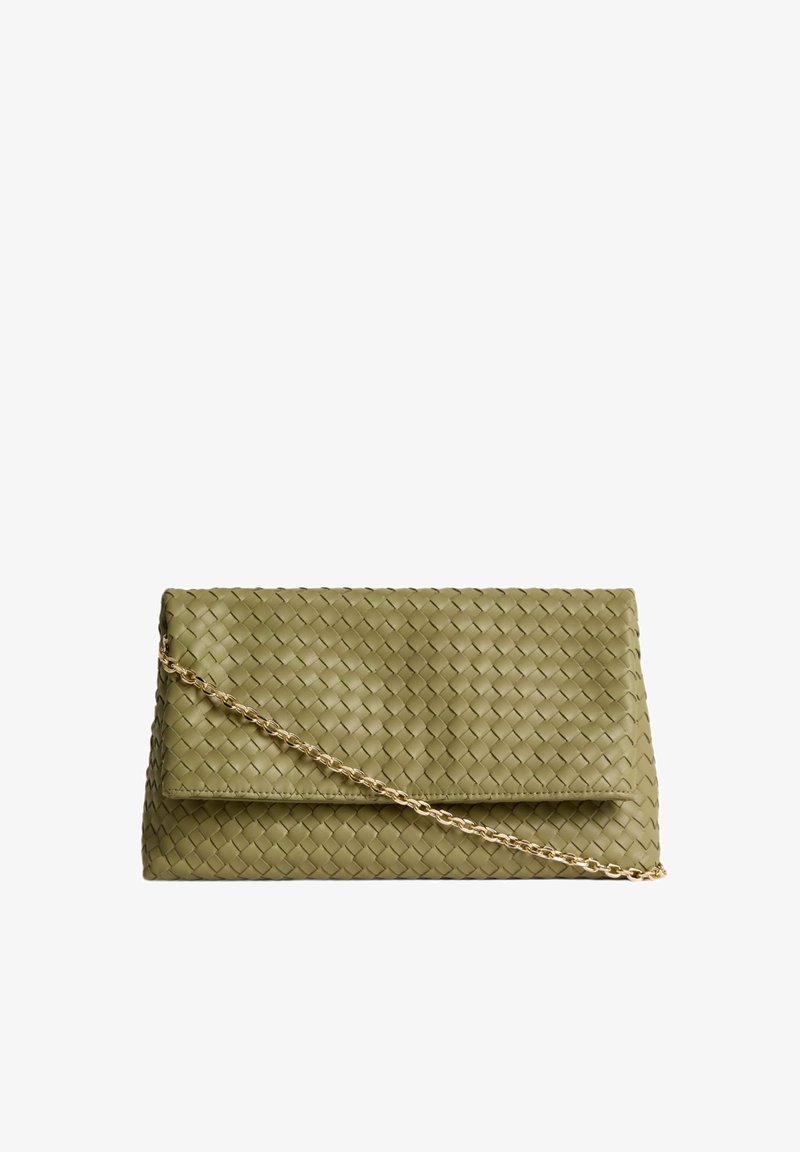 Grüne geflochtene Leder-Clutch mit einem Umschlagdesign, ausgestattet mit einem goldenen Kettenriemen und einer glatten Oberfläche. Kompakte rechteckige Form.