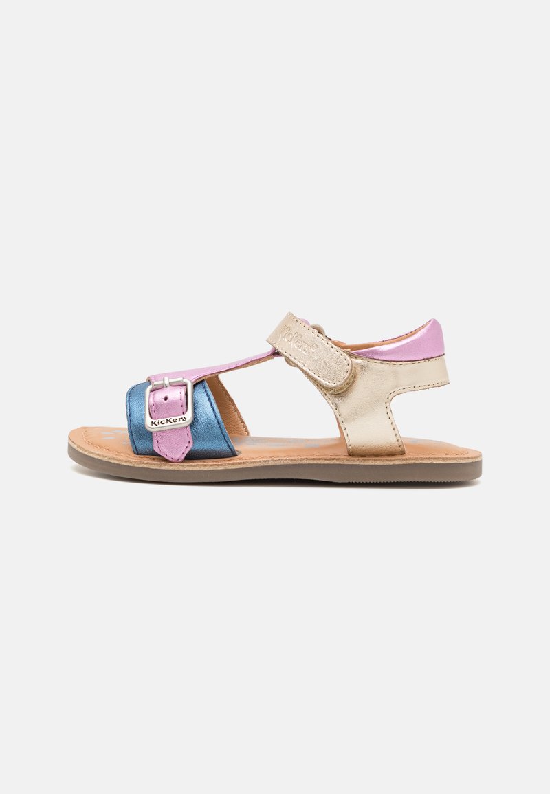 Sandales pour enfants avec une sangle métallique bleue et rose et une boucle en argent, des accents en cuir beige et une semelle intérieure brune texturée.