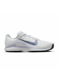 Scarpa da corsa bianca Nike con swoosh grigio chiaro, parte superiore in rete, suola imbotitita e suola nera, mostrata di profilo su sfondo bianco.