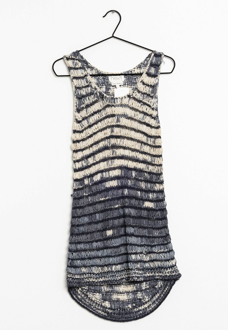 Débardeur en tricot avec un col rond, présentant des rayures horizontales dans des tons bleu marine et crème, et un ourlet arrondi. Suspendu à un crochet noir.