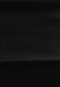 Zwarte ribstof met een zachte textuur, voorzien van smalle verticale strepen, geschikt voor kleding of meubelbekleding.