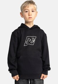 Sudadera negra de mezcla de algodón, con un logo blanco de DC en la parte frontal. El diseño incluye un bolsillo delantero y una capucha con cordón.
